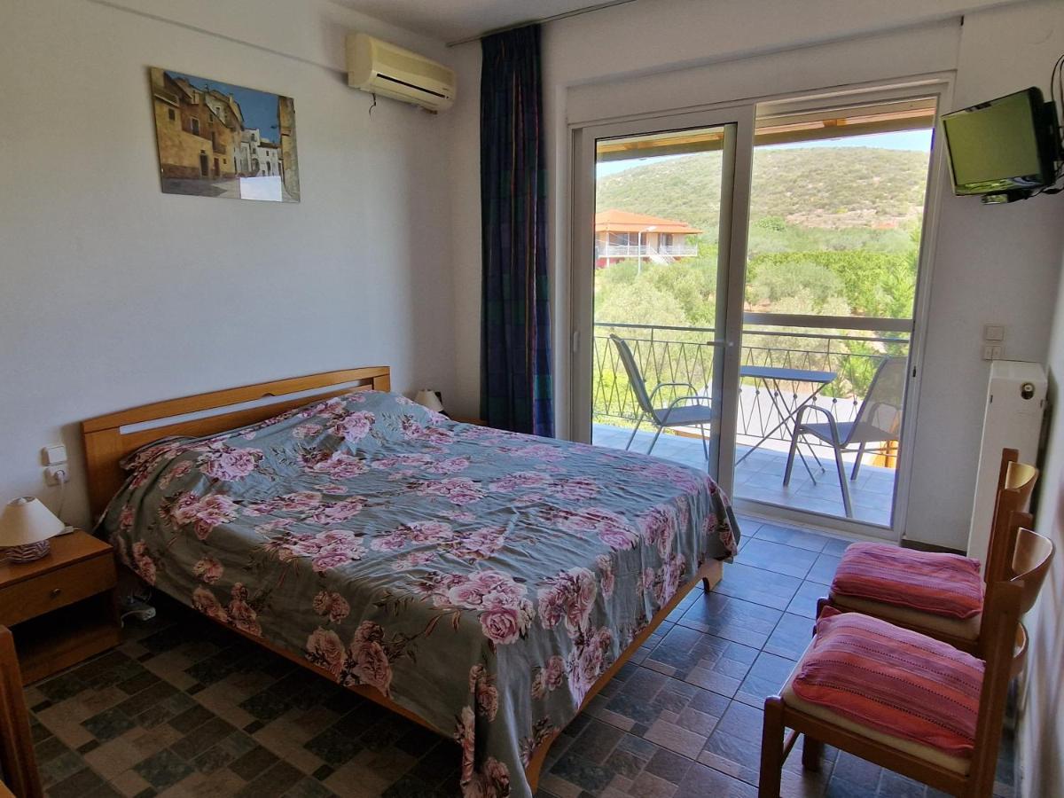 Grieks Vakantiehuis To Kalokairi Kougaíika Exterior foto